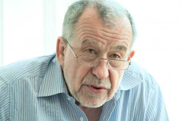 СНЕГИРЁВ Владимир Николаевич — советский и российский журналист-международник, писатель, военный журналист.