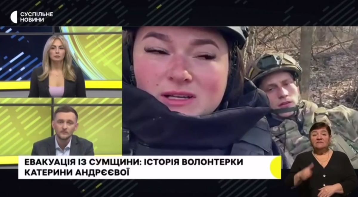 Многие из вас наверняка видели этот эпизод, где заехавшая куда не следует репортёр (волонтёр?) делится впечатлениями от увиденного. И после слов о том, что они находятся в безопасности по всей видимости по ним прилетает.