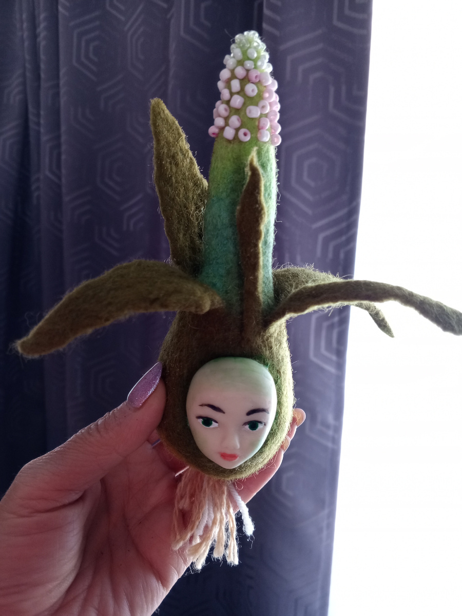 Весенний первоцвет из шерсти. Мокрое валяние.