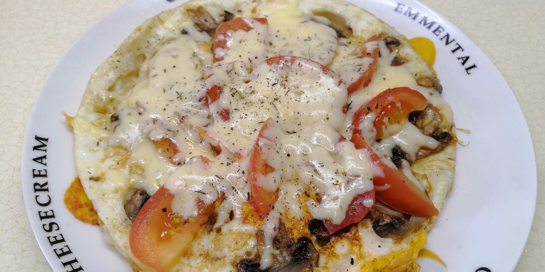 Почти пицца из яиц и лаваша на сковороде