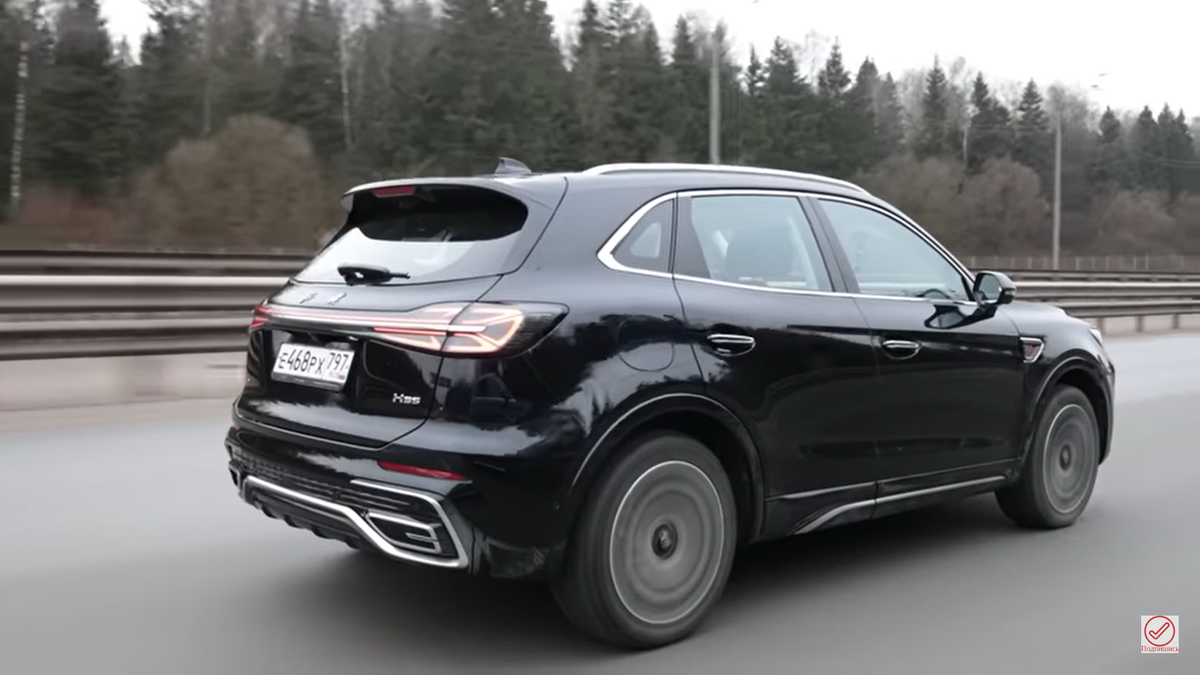 Hongqi HS5 в максимальной комплектации Deluxe сейчас стоит 5 190 000 рублей.