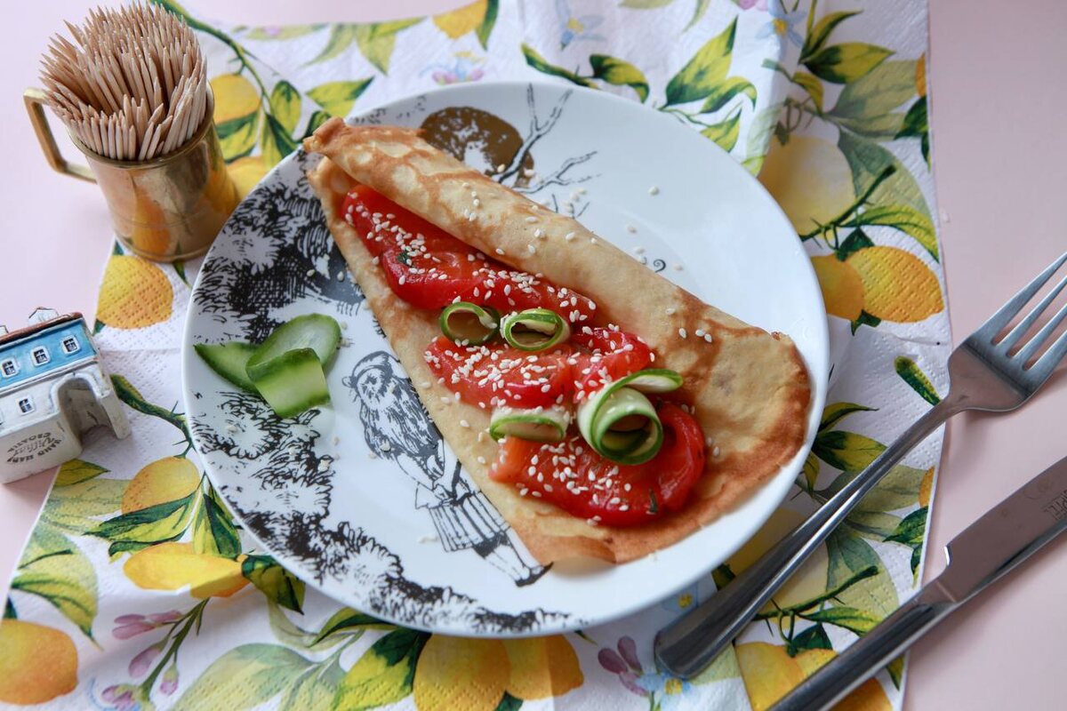 Блинчик с форелью гравлакс от Даши Третьяковой. Секреты посола форели  – на канале https://t.me/wellness_hedonism