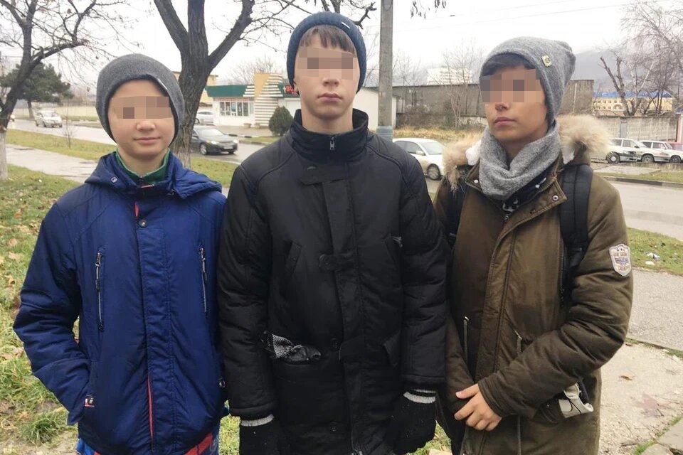 На фото школьники, которые нашли пропавшего. 