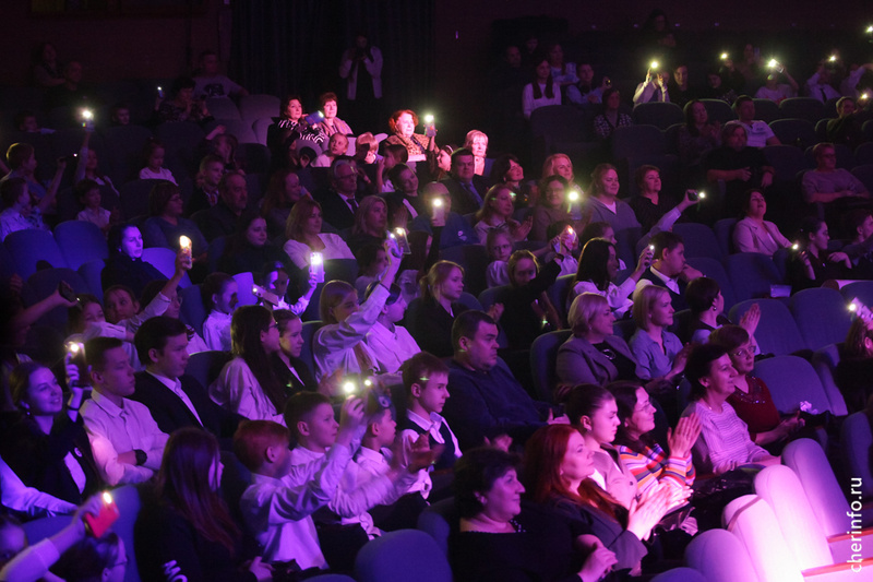    Закрытие второго городского фестиваля школьных театров "Тема" прошло 21 марта во Дворце химиков.