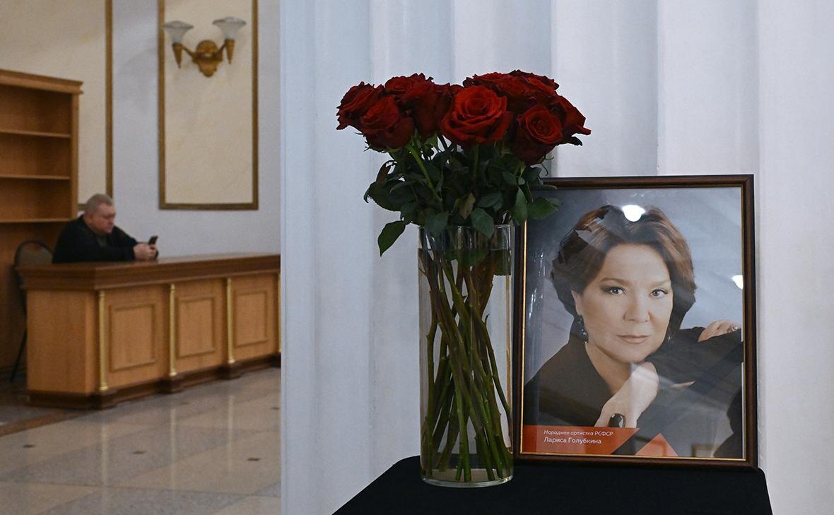    Фотография народной артистки РСФСР, актрисы Ларисы Голубкиной в фойе Центрального академического театра Российской армии Фото: Кирилл Каллиников / РИА Новости Георгий