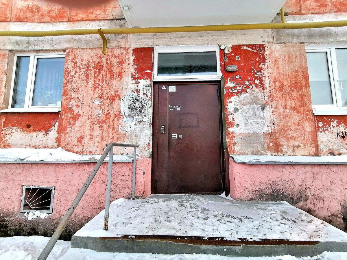 Внешне советские пятиэтажки могут выглядеть страшно. Зато внутри порой скрывается настоящая красота. Кстати, на этом фото — хрущевка из моего родного города. Обновить бы фасад и картина сразу стала бы другой. Согласны?