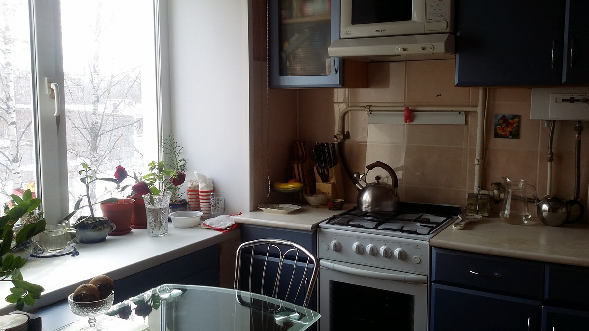 Уют в старой хрущевке на 100% зависит от самих жильцов. И дело не в капремонте или перепланировке. Порой можно перекрасить кухонные фасады, заменить стол, купить красивые цветочные горшки — и вид будет уже совсем другой