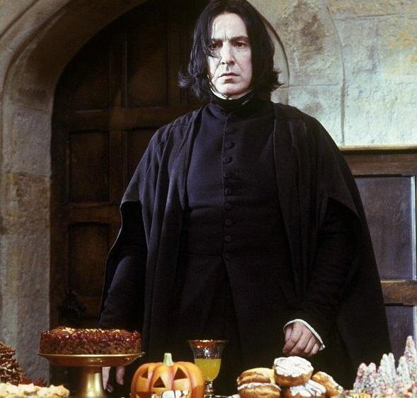 Снейп - классический Маг: и по профессии, и по архетипу. Высокий интеллект, аскетизм, сложности в общении с окружающими - всё как по учебнику. Источник: kino-teatr.ru