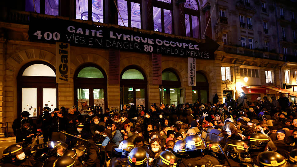 Акция протеста против выселения иммигрантов из парижского театра Gaite Lyrique, 18 марта.📷Фото: Abdul Saboor / Reuters