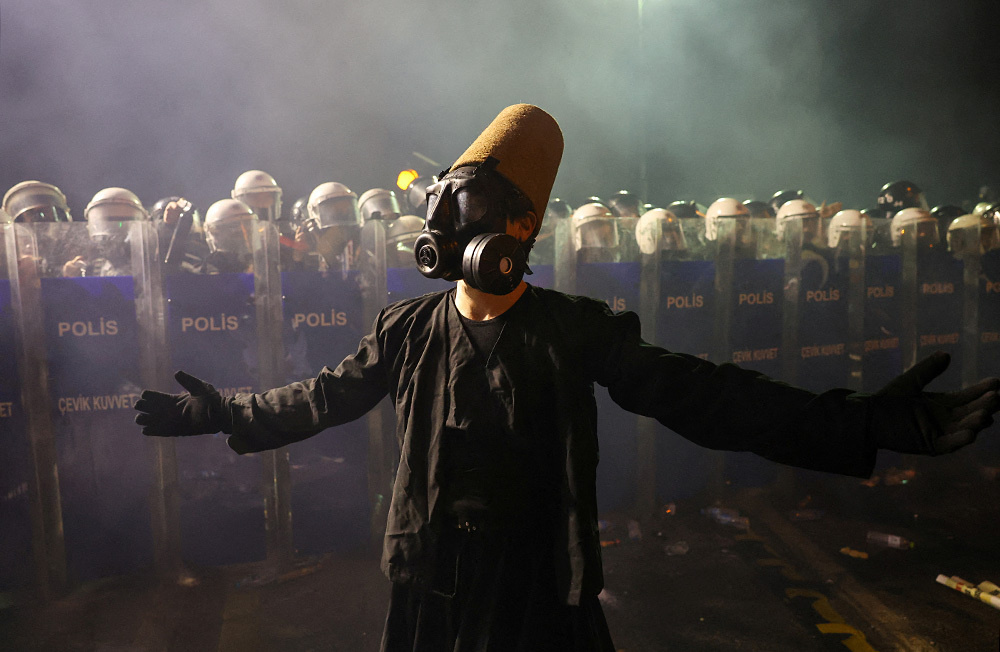 Кадры протестов в Стамбуле — в фотогалерее BFM.ru.    
 Фото: REUTERS/Murad Sezer📷    Протесты в Турции начались 19 марта, после задержания мэра Стамбула Имамоглу по обвинению в коррупции, отмывании денег и связях с терроризмом, 23 марта суд отправил его под арест Сторонники Имамоглу вышли на улицы городов Турции. Крупнейшие митинги, по сообщению оппозиционной Республиканской народной партии — с участием порядка миллиона человек, произошли в Стамбуле. Полиция применила против демонстрантов слезоточивый газ и водометы. Задержаны сотни демонстрантов.