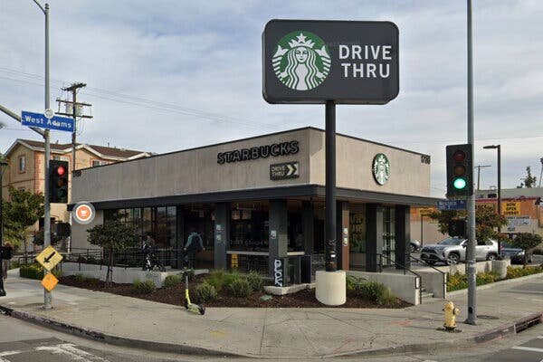 В иске мистера Гарсии утверждалось, что бариста, стоявший у окна, «по неосторожности не закрепил должным образом» один из горячих напитков в подставке для напитков, из-за чего тот упал ему на колени.Источник...Google MapsИзображение