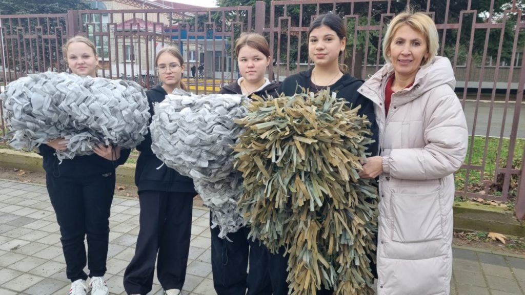    В школе № 4 станицы Курчанской ребята вместе с учителями плетут маскировочные сети. Фото волонтёров.
