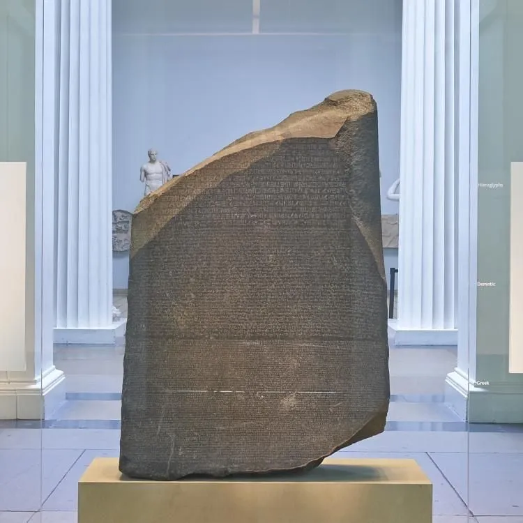 Розеттский камень на экспозиции в Британском музее. Фото — British Museum