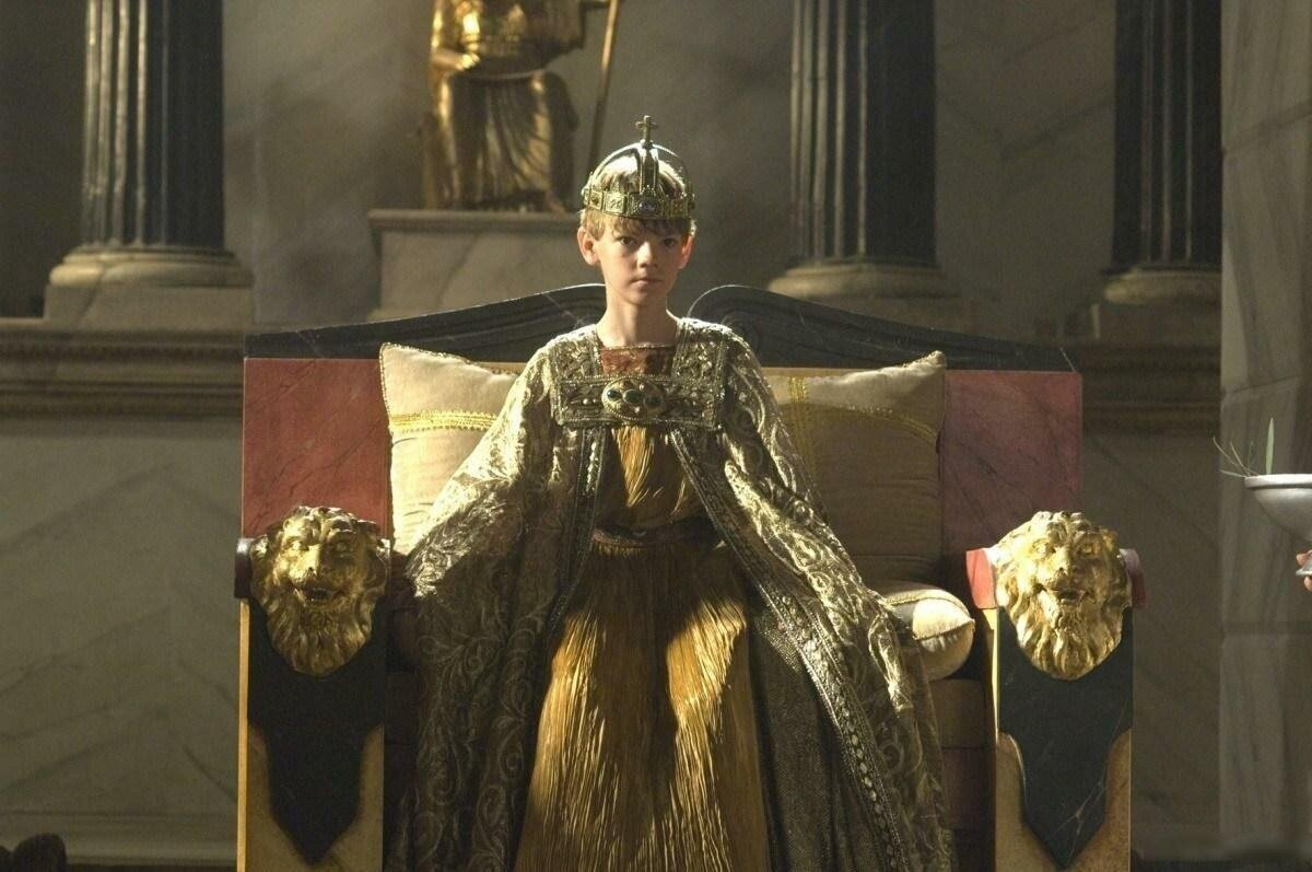Ромул Августул на троне. Кадр из фильма «Последний легион», 2007 г.