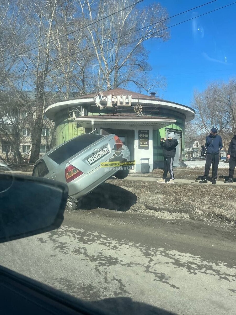    Автомобиль провалился в "яму". Источник: t.me/incident22