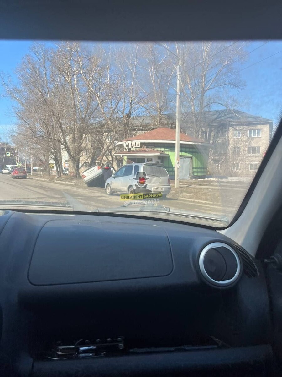    Автомобиль провалился в "яму". Источник: t.me/incident22