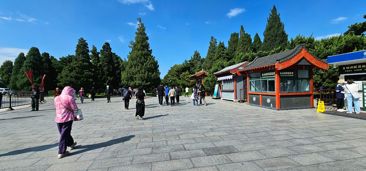 Это на самом входе)