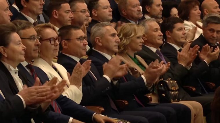 Ольга Моор (четвертая справа) среди губернаторов, депутатов Госдумы и экс-полпреда в УрФО Якушева на инаугурации супруга в 2023 году
Фото:страница VK Александр Моор