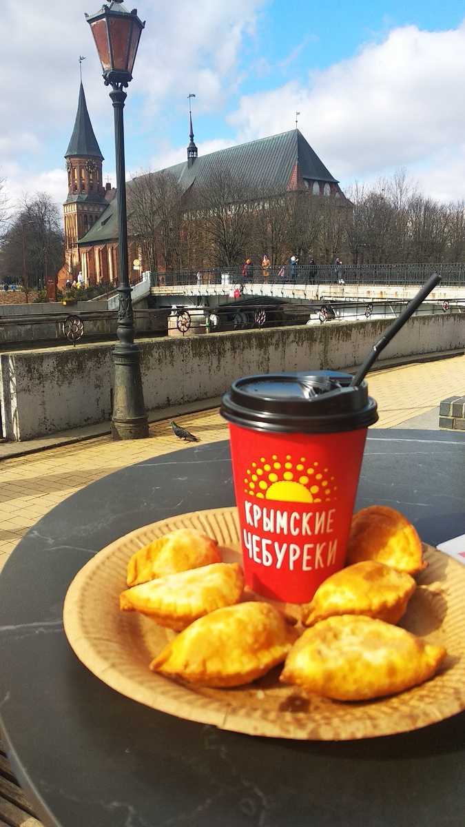 Там же - замечательная чебуречная . На этот раз вместо пива попробовала облепиховый чай с палочкой корицы -не какой-то пакетик а из натуральных ингредиентов!