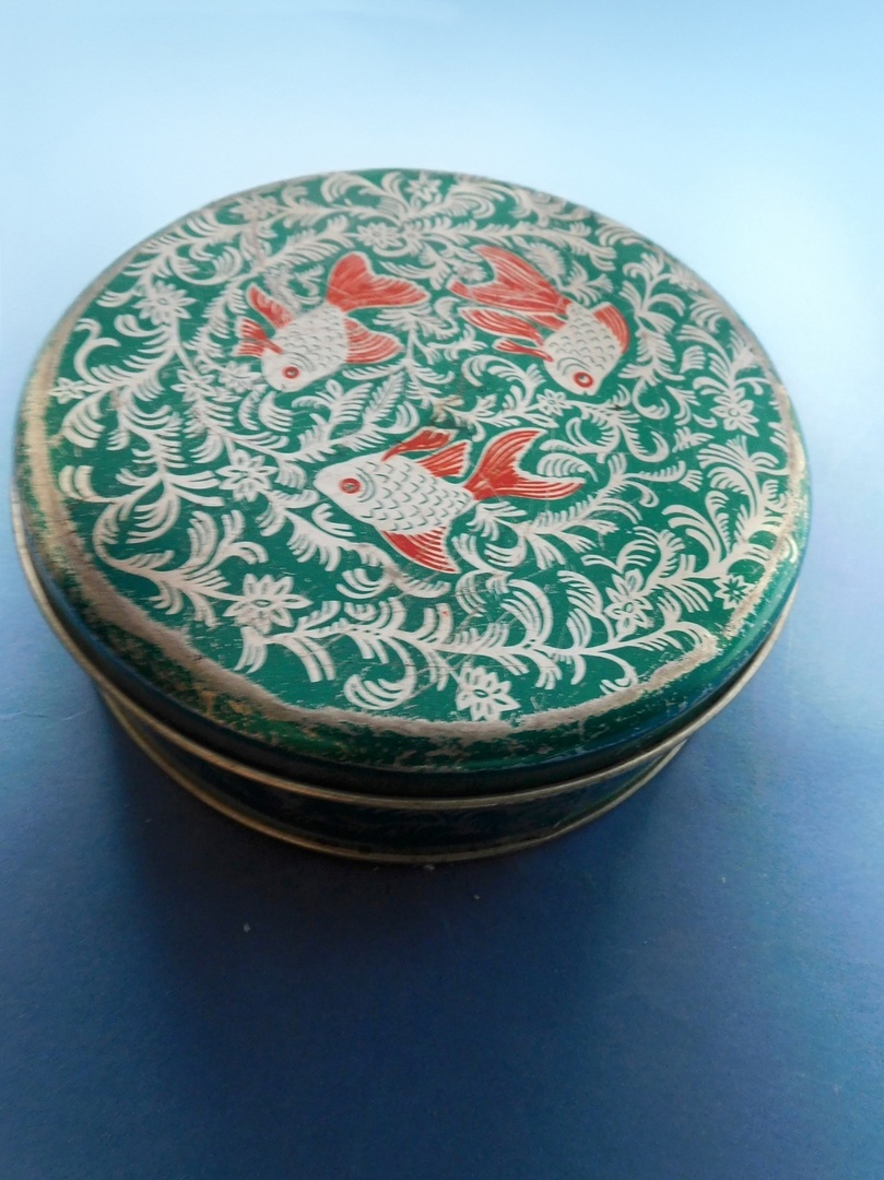 Илл. 1. Коробка из-под халвы, в которой хранятся пуговицы. Начало 60-х.