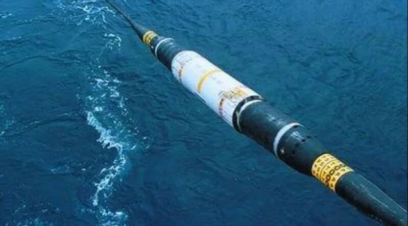 Китайские ученые создали новаторское устройство для резания подводных кабелей, способное работать на глубине до четырех километров. Этот инструмент, разработанный в Китайском научно-исследовательском судостроительном центре, может разрезать кабели, усиленные сталью, резиной и полимерными материалами, демонстрируя впечатляющие возможности в области глубоководных технологий.