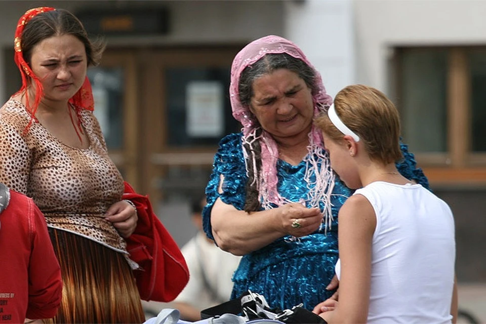 Цыгане гадают (Фото: https://www.kaluga.kp.ru/online/news/4733034/)