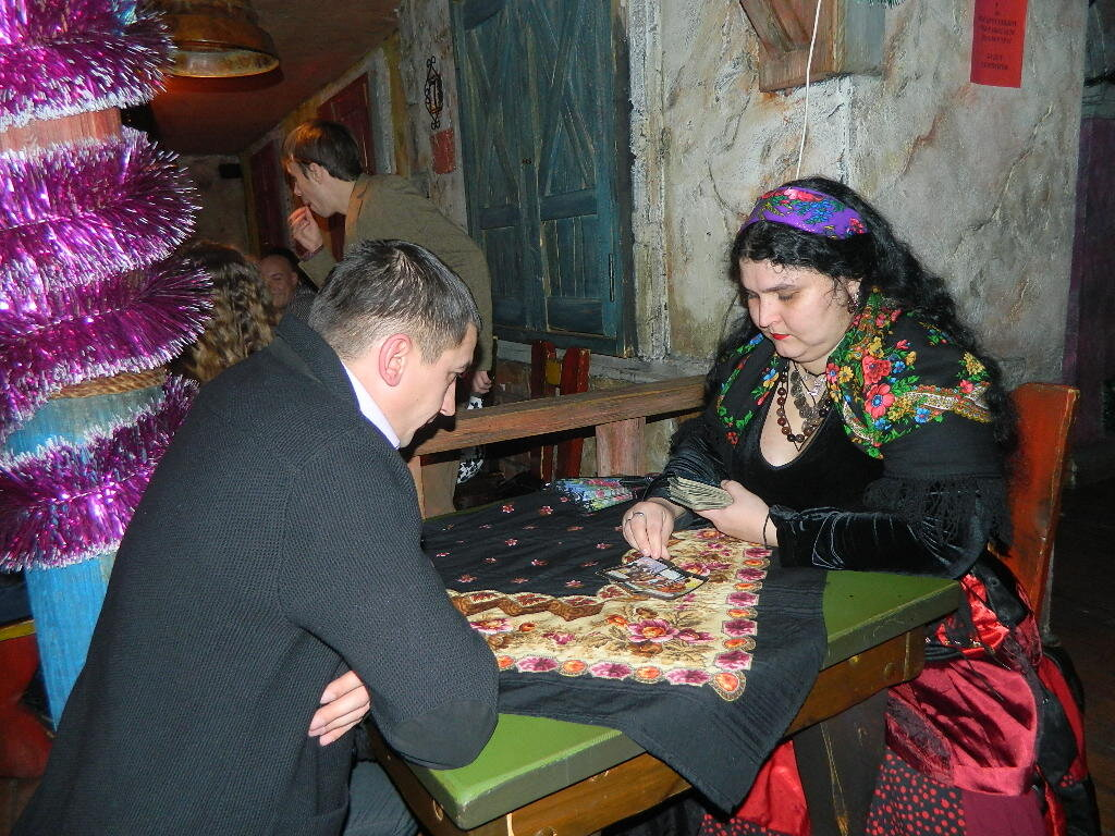 Цыганка гадает (Фото: https://dzen.ru/a/YebBJomIoTOieTei)