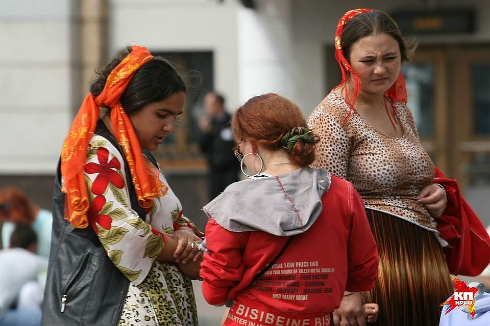 Уличная цыганка (Фото: https://sanktpeterburg.bezformata.com/listnews/studentki-porchu-i-vse-ukrasheniya/61907486/?amp=1)