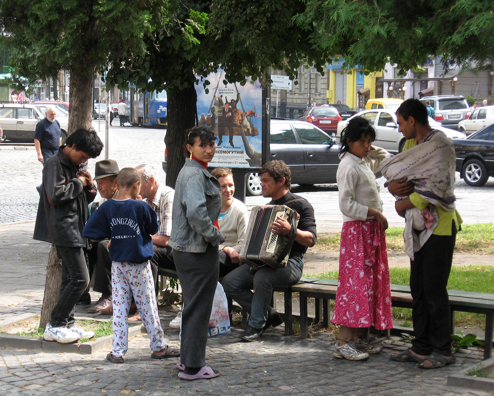 Цыгане с детьми (Фото: https://id.wikipedia.org/wiki/Berkas:Romani_people_Lviv_Ukraine.jpg)