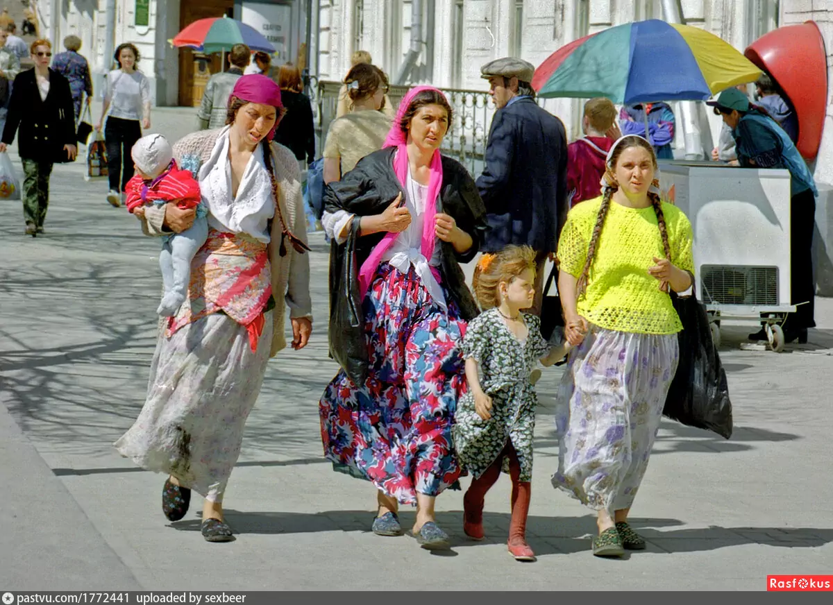 Уличные цыгане (Фото: https://pastvu.com/p/1772441?history=1679062672455)