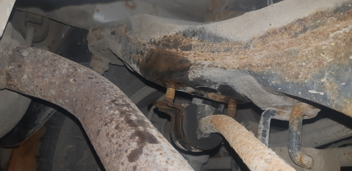 откручиваем гайки стабилизатора