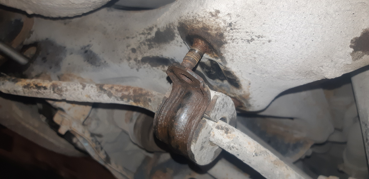 откручиваем гайки стабилизатора