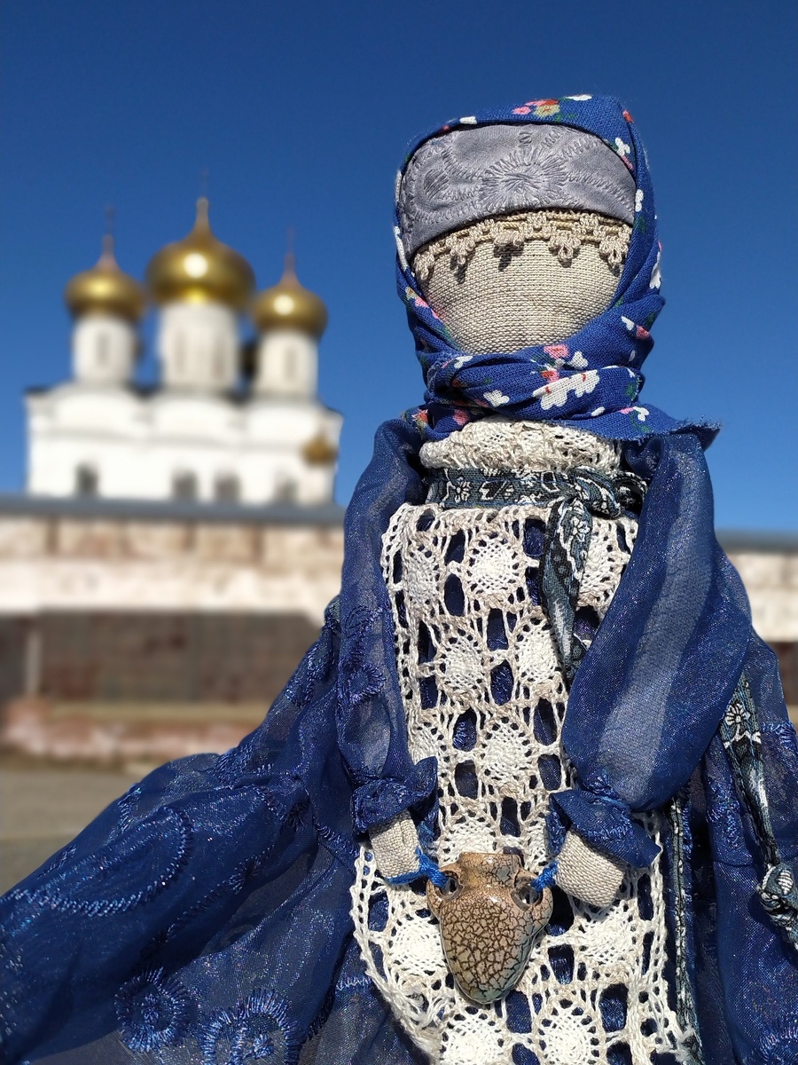 Автопортрет. Кукла Волга. Внутри скрутка из льноватина, прозрачная одежда из моего шикарного призрачного наряда времëн бурной поэтической жизни... 