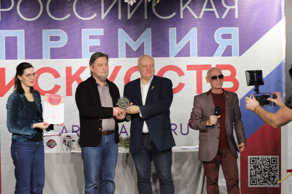 Петр Тимофеевич Стронский вручает медаль Российской Премии Искусств