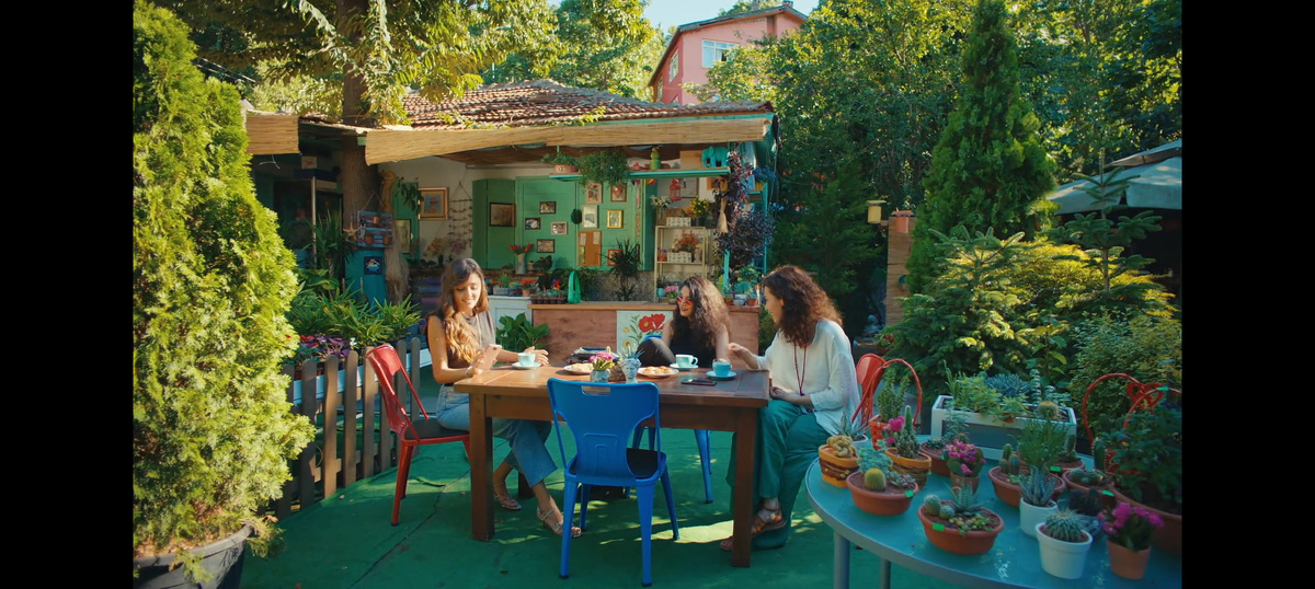 Кадр из "Постучись в мою дверь". Яркие, летние.