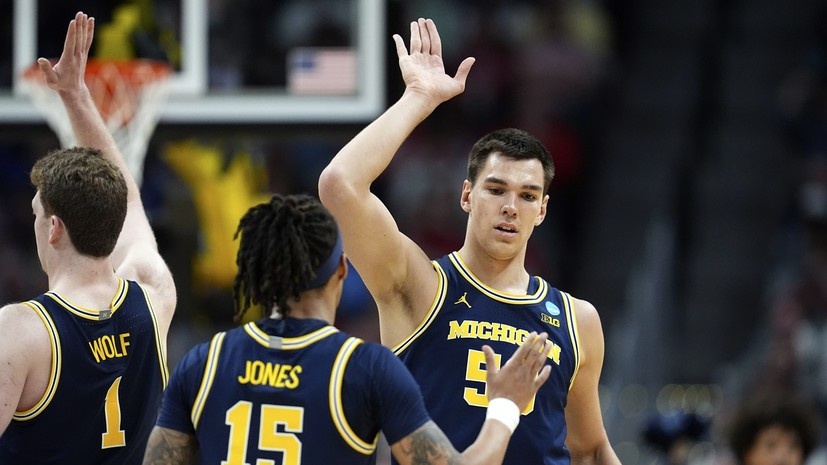     Баскетболисты команды «Мичиган» Рубин Джонс и Владислав Голдин AP David Zalubowski
