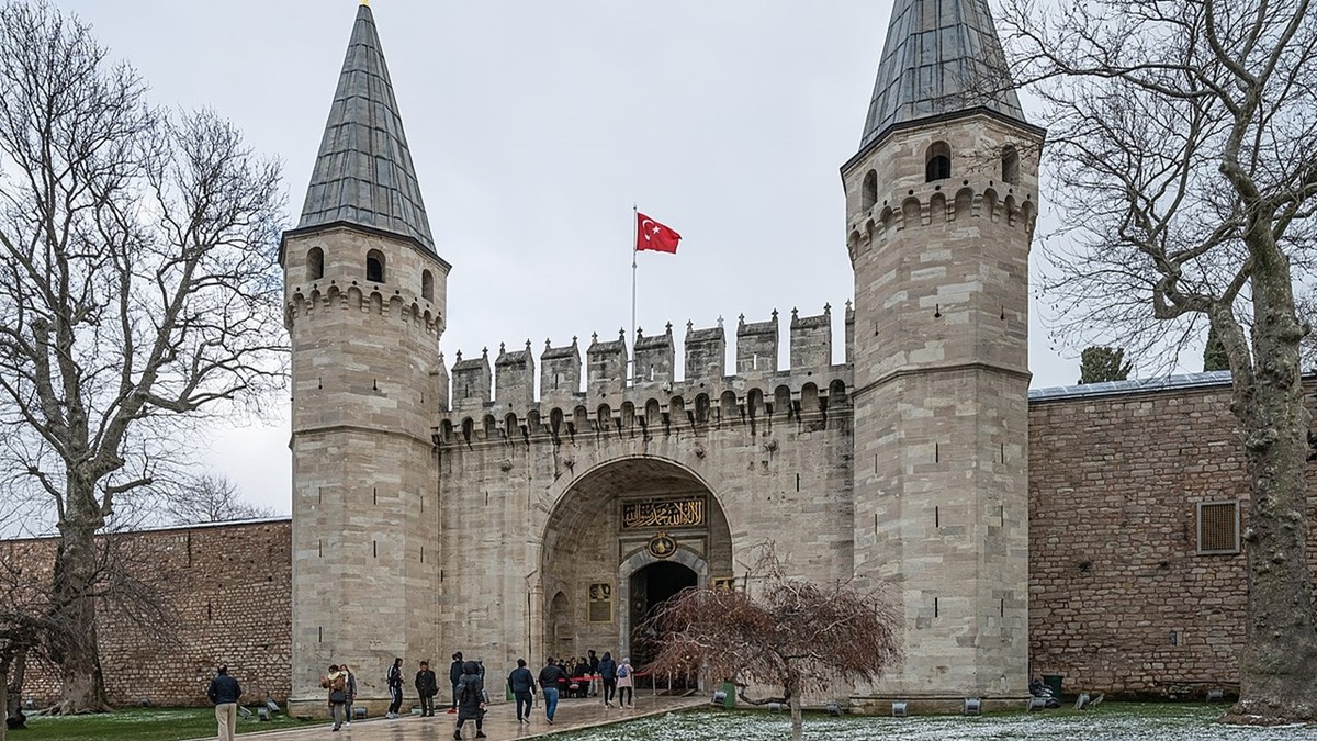 Вход во второй двор. Пароль - Солнце встает на востоке, садится на западе. Фото из Интернета 