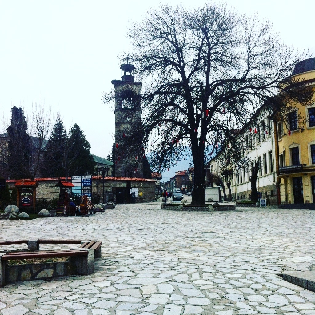 Пока вокруг все спокойно и тихо, мирные и добропорядочные горожане добропорядочно обделывают свои добропорядочные дела…Но самый тихий момент, как известно, наступает перед ураганом. А фото автор делал сам, старался наверное.