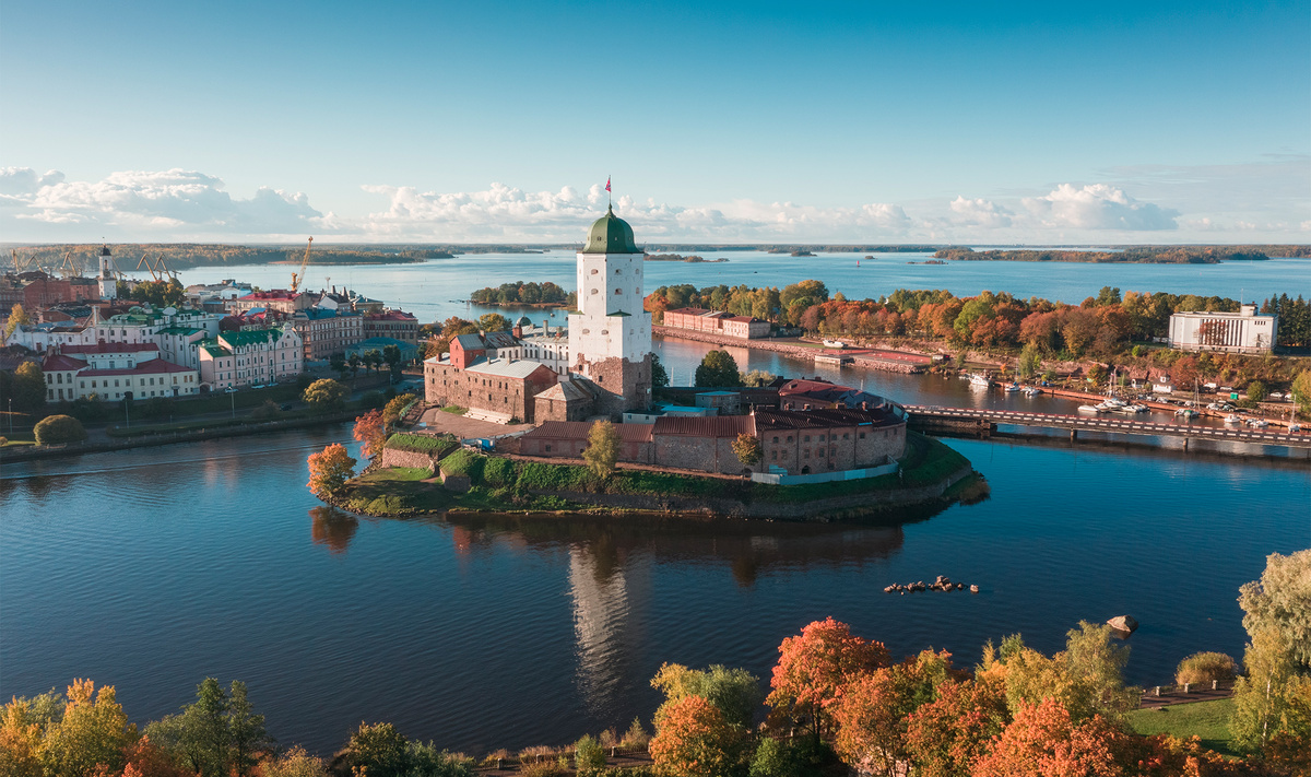 Главное, ради чего сюда приезжают туристы — Выборгский замок с башней святого Олафа.Фото: Michaelvbg / Shutterstock.com