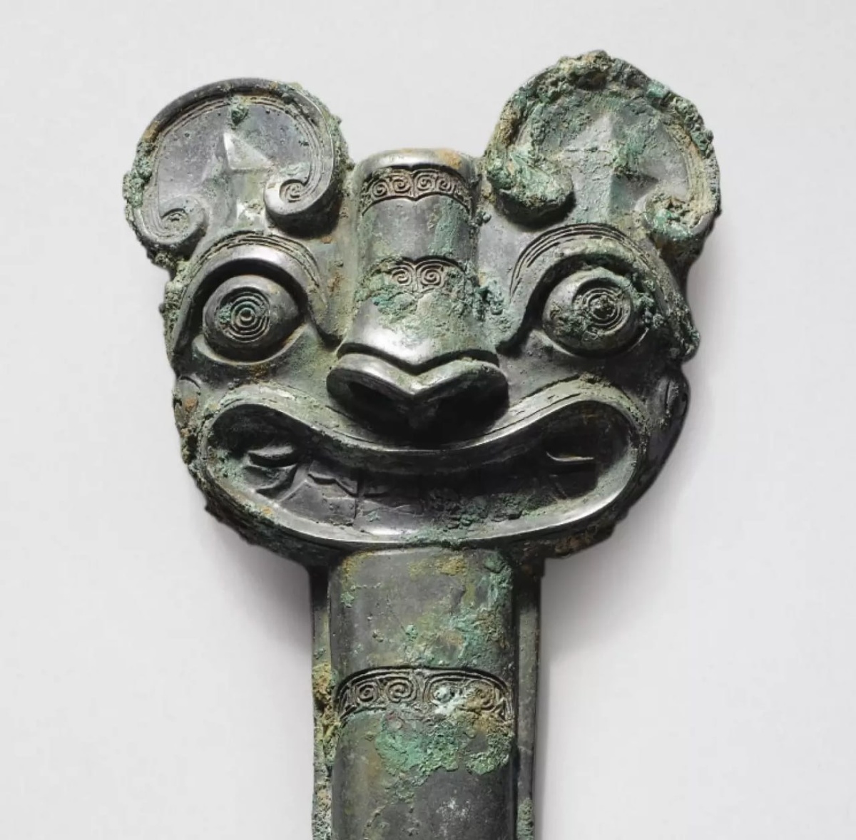 Навершие. Китай, Западная Чжоу, X в. до н.э. Бронза. Коллекция Дэвида Дэвид-Вейлла (англ. David David-Weill). Онлайн-каталог аукционного дома Sotheby's. Эл. ресурс URL: https://www.sothebys.com/en/auctions/ecatalogue/2015/tresors-chine-ancienne-collection-david-david-weill-pf1537/lot.26.html