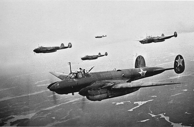 Пикирующие бомбардировщики Пе-2 на подлете к целям.