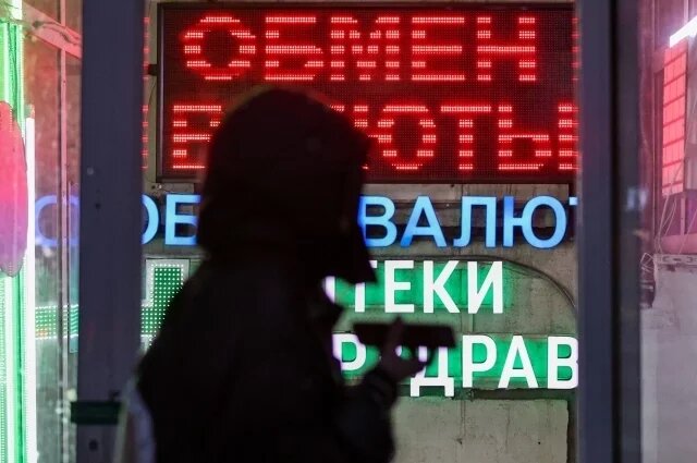    Что делать, если банк отказывается обменивать старые доллары на рубли?