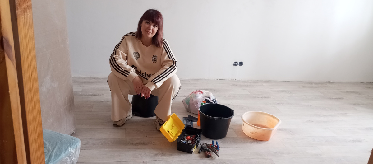 У сестры на квартире, собираемся клеить обои