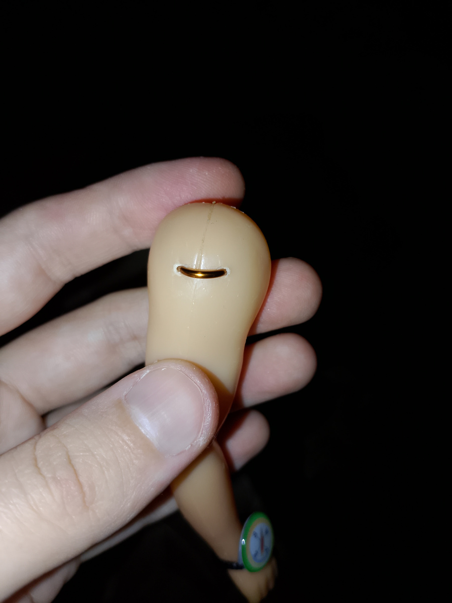 Проколола иглой по два отверстия в руке и в отломанной таблетке, которая вставляется в туловище