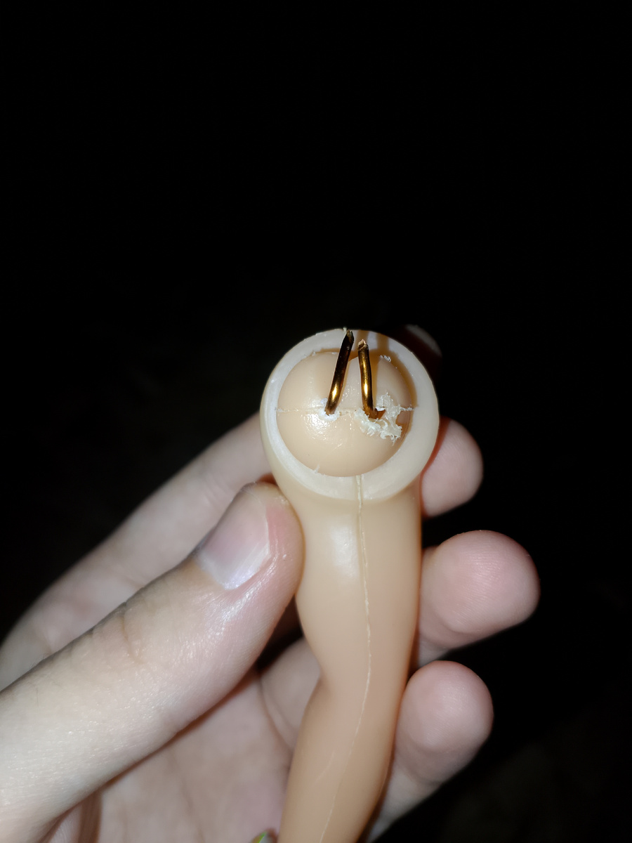 Соединила их проволокой