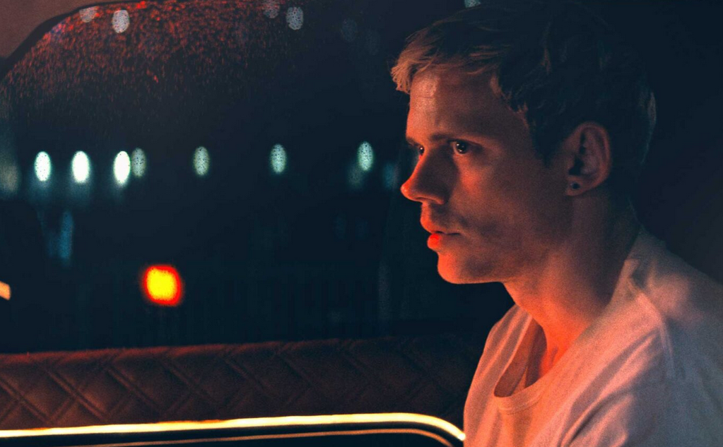 Листайте кадры из фильма.