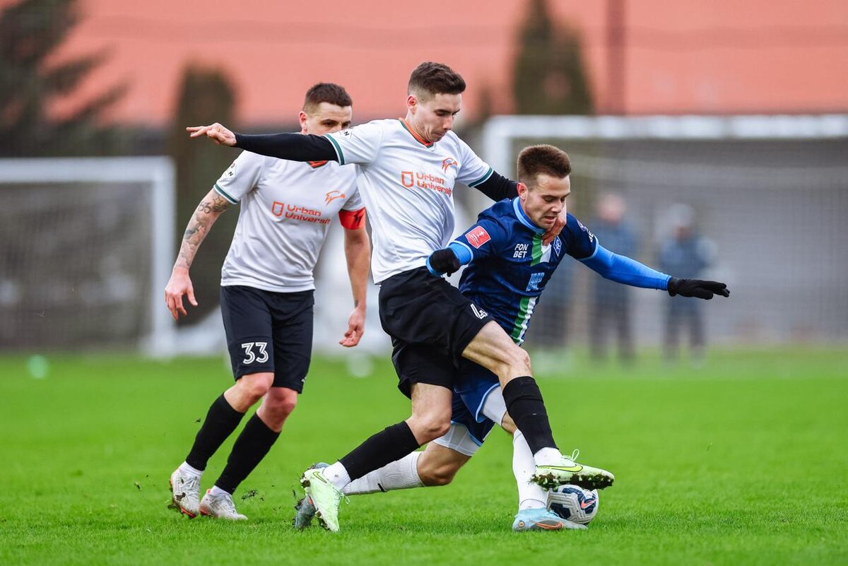 22 марта. Самара. «Крылья Советов» – «Сокол». Наиль Замалиев (№ 33) и Эмиль Галлямов (в белой футболке). Фото: пресс-служба ФК «Крылья Советов»