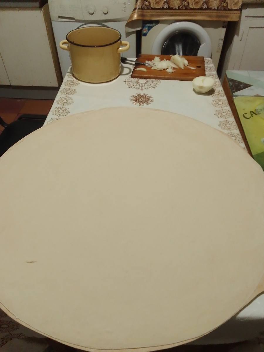 Мама дагестанской семьи свободное время проводит за лепкой теста. Это наверное сродни рукоделию и очень успокаивает, потому что за этим занятием она проводит почти всё свободное время.