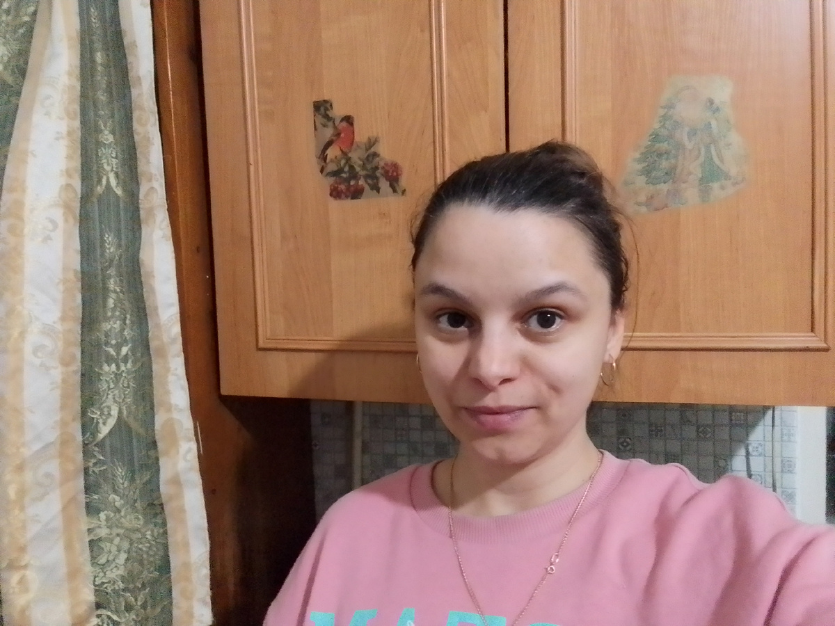 А здесь я рядом со своим столом на кухне.