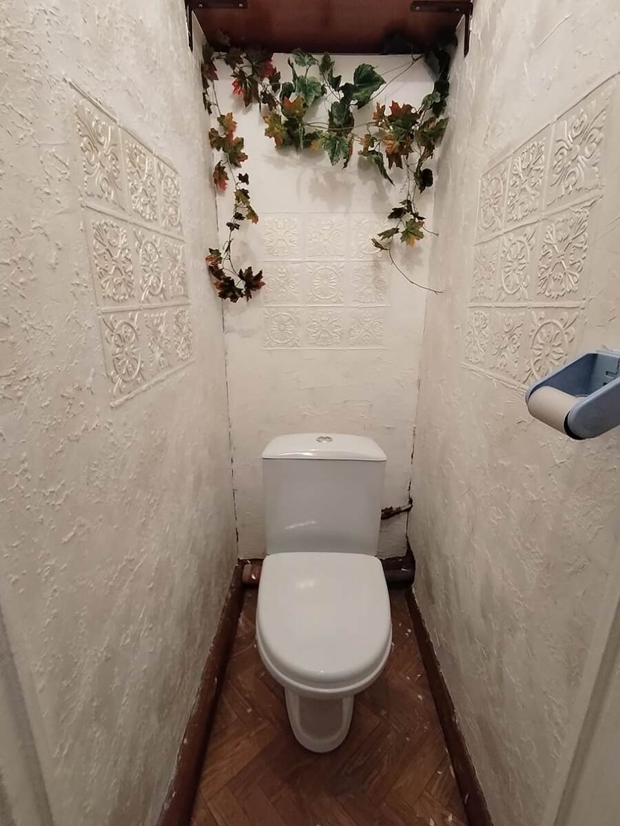 Штукатурка, узор по трафарету, краска. И вот она, красота) Самобытно, интересно, дёшево.